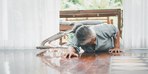 跌跌撞撞中风活的亚洲高龄妇女在家里躺地上摔倒门口哭着痛求人帮助之后年老保险和医疗健的概念Eniversityof老年保险和健紧急情况背景