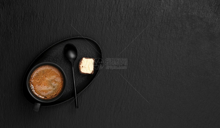 液体为了自助餐厅黑杯加浓咖啡在碟子上装一个甜点和勺子黑石背景复制文本空间图片