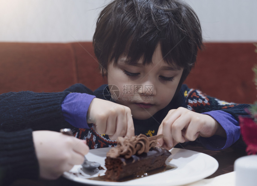 向在咖啡馆吃巧克力蛋糕的哈格利小孩开可爱的小男孩甜点吃得开心时间活动纯真图片