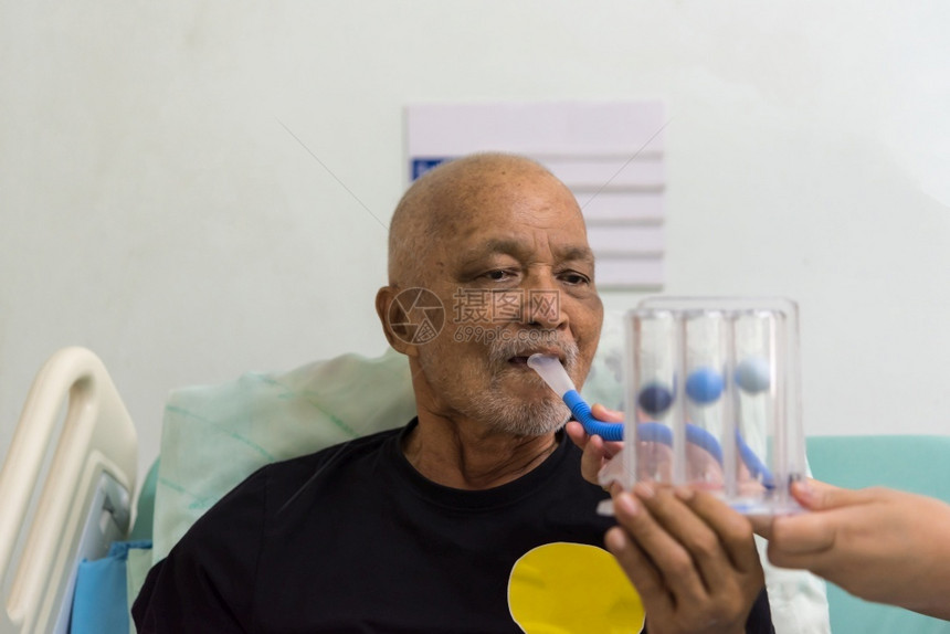 肺活量计70岁以上的病人使用刺激螺旋仪或部落三流器作为医疗设备帮助病人改善在医院ICU室的病人床上肺功能病人在医院使用激励螺旋仪图片