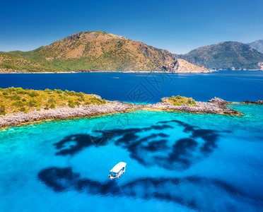 土耳其Akvaryumkoyu土耳其的Akvaryumkoyu空中观光看明蓝水岩石天空山地和绿树上的船只海洋美丽天线背景图片