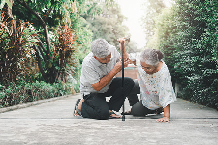 跌跌撞撞孤独护理人员高清图片