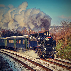 货车美丽的老旧蒸汽列车配有在日落为儿童和家长举办的节日特殊旅游火车上运行的马捷克欧洲机车天背景图片