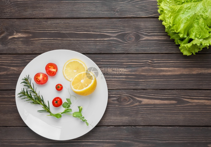 白盘子上的樱桃番茄柠檬和蔬菜用于准备零食或主课程的新鲜蔬菜文本空间顶视图午餐一种叶子图片
