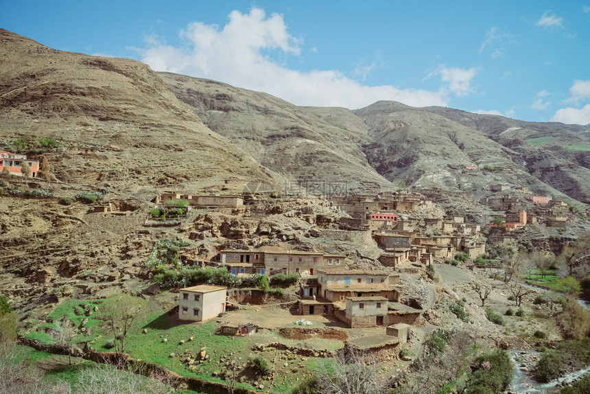 在摩洛哥阿特拉斯山脉农村地区一个小庄在阿特拉斯山脉农村地区有旧的平板泥梯田屋顶大楼景观结石荒野图片