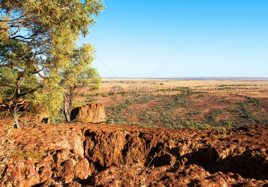 澳大利亚西昆士兰州边远城镇温顿周围的风景这个场是从澳大利亚恐龙时代建筑群的监视中捕捉出来的该建筑群距镇约26公里地平线球土图片