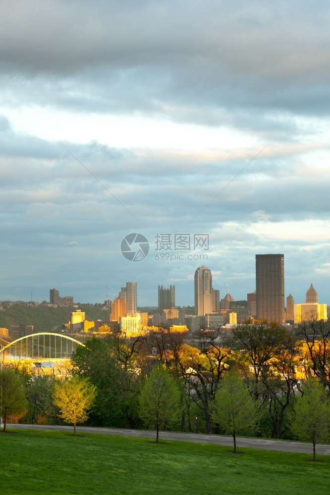 多层美国宾夕法尼亚州匹兹堡奥克兰区和市中心的Schenley公园高楼小时图片