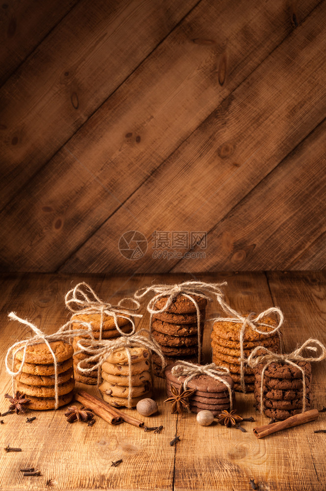 桩带燕麦亚麻芝和种子以及传统饼干的土制全草条饼干黑铁制木桌上含巧克力片的传统饼干黑铁制木板上含巧克力薯片和香料各种短面包燕麦饼干图片
