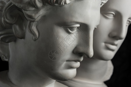 瞎的有质感阿波罗和维纳斯古雕像的白石膏副本用于画家的金星头部在黑暗纹底背景上雕塑像的粉笔脸面Gysum复制古雕像阿波罗和金星头部背景图片