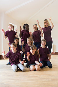 演戏情感团体儿童肖像和教师一起享受戏剧表演讲习班的快乐背景图片