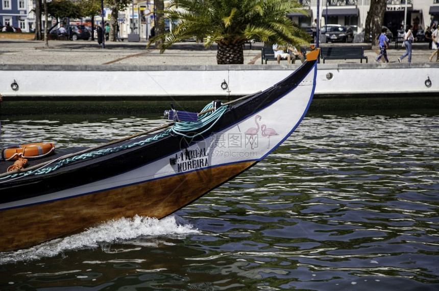 欧洲葡萄牙语阿威罗维Aveiro葡萄牙2016年9月4日美丽的多彩轮船在PortugueesAveiro的运河上称为molice图片