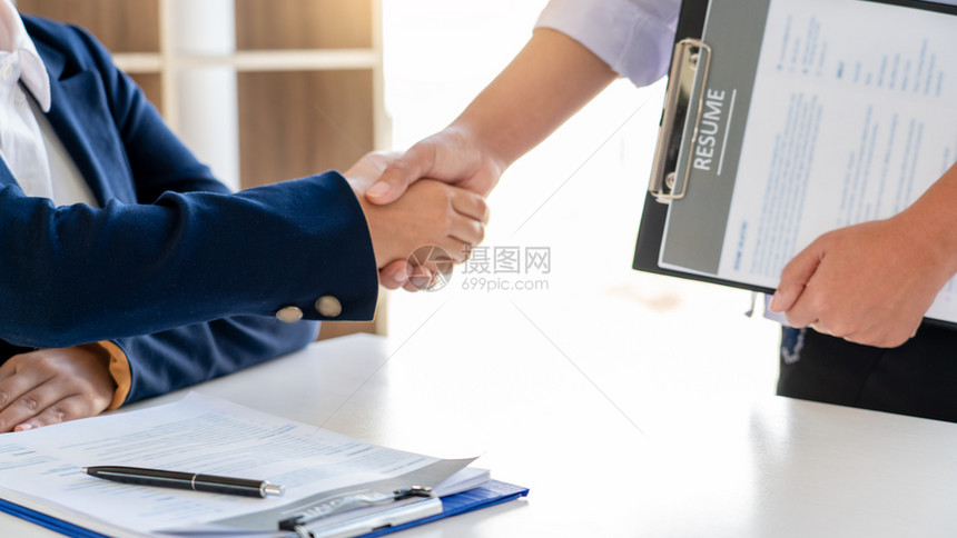 愉快的访谈者hr经理欢迎女申请人参加在小组会议上进行谈话和有效判时握手的工作面试在团体会议上进行交谈和有效判伙伴女士在职的图片