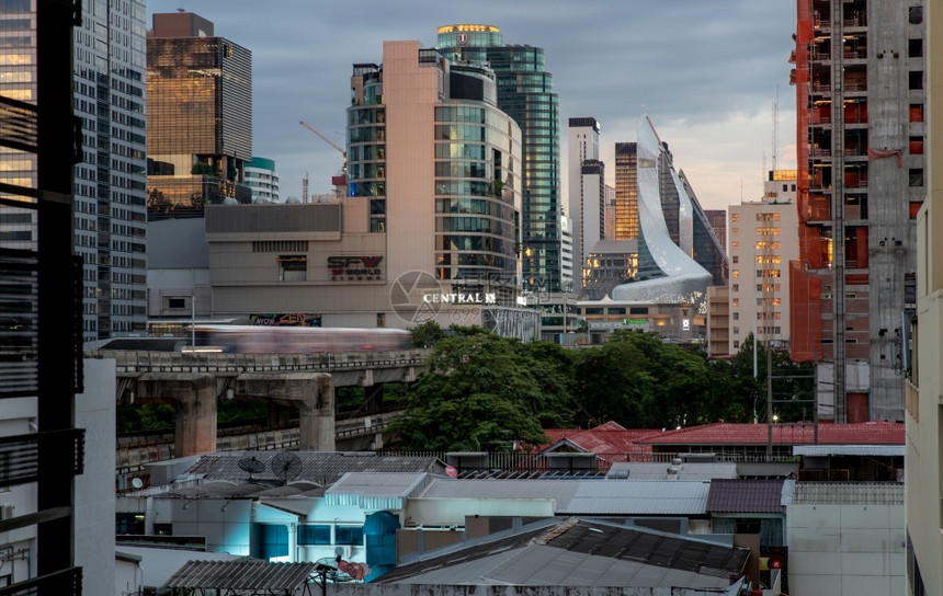 蓬松的暮泰国曼谷20年8月7日曼谷美丽的摩天大楼曼谷市区办公楼和夜中商业心选择重点案焦项目办公室图片