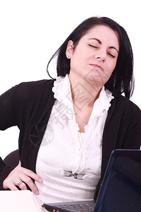 家肖像年轻女士坐在笔记本电脑上在她面前做大量工作她的脖子很疼痛图片