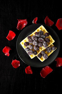 多于温暖的黑色比利时华夫饼黑色莓背景玫瑰花瓣情人节卡比利时华夫饼黑莓图片