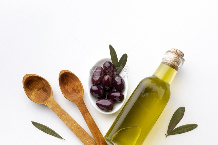 开胃菜橄榄油瓶紫色木勺子高分辨率照片橄榄油瓶紫色木勺子高质量照片桌子美食图片