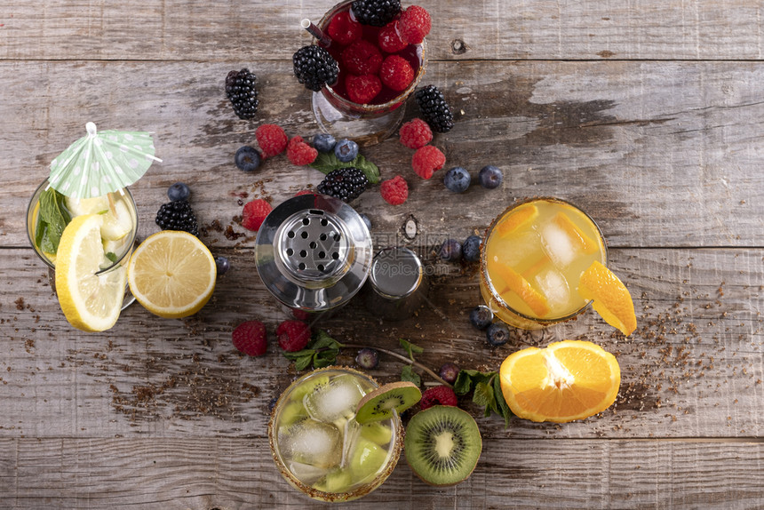 伴随着可口生姜不同种类的果汁配有以健康生活为木基本概念的金属搅拌机图片