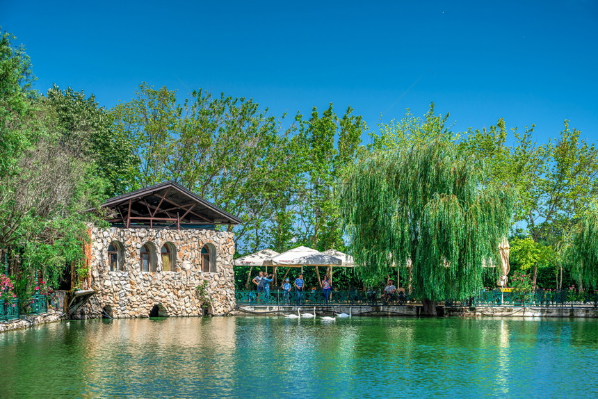 故事保加利亚拉瓦迪诺沃07129保加利亚拉瓦迪诺沃城堡领土上的公园湖在阳光明媚的夏日保加利亚拉瓦迪诺沃城堡公园的湖旅行乔木图片