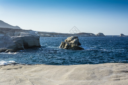 乔拉基克拉泽斯结石海景希腊米洛斯岛Sarakiniko海滩风景与希腊米洛斯岛岩石的沙拉基尼科海滩风景旅游背景