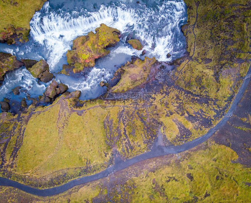 令人惊叹的极好Skoga河谷瀑布附近的Skogafos瀑布和Fimmvorduhals的Skogar尽头的Skoga河谷级联美丽图片