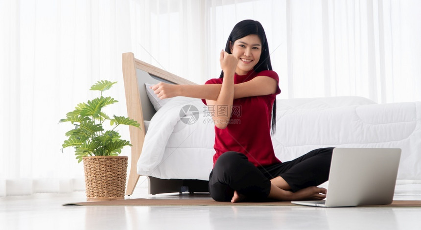 互联网有氧运动健康的亚洲年轻妇女在卧室里进行瑜伽锻炼在家里用笔记本电脑在线学习运动和放松概念技术促进新正常生活方式的创新与放松概图片