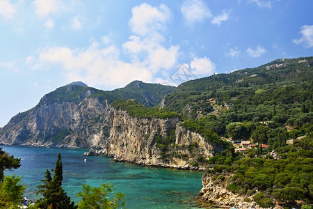 帕莱奥卡斯特里察为了波浪在希腊科孚岛Paleokastritsa游泳的暑假和场所希腊科福岛佩洛卡斯特里察Paleokasstritsa天蓝色背景