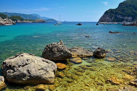 帕莱奥卡斯特里察天蓝色风景在希腊科孚岛Paleokastritsa游泳的暑假和场所希腊科福岛佩洛卡斯特里察Paleokasstritsa希腊语背景
