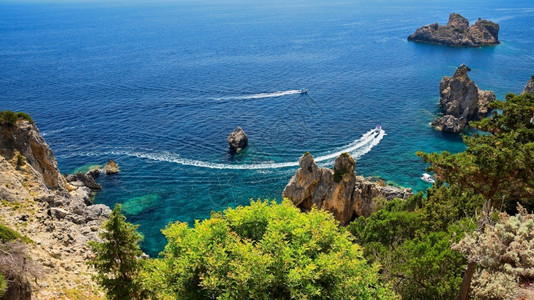 帕莱奥卡斯特里察夏天在希腊科孚岛Paleokastritsa游泳的暑假和场所希腊科福岛佩洛卡斯特里察Paleokasstritsa结石自然背景