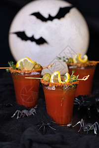 自助餐辛辣的Michelada墨西哥酒精鸡尾番茄汁辣酱和香料万圣节派对的好点子调味背景图片