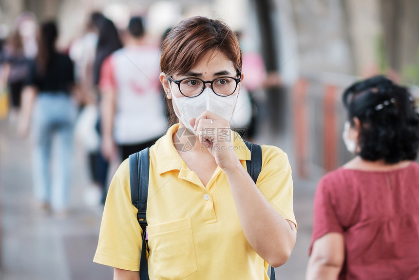 公共场所佩戴口罩的游客图片