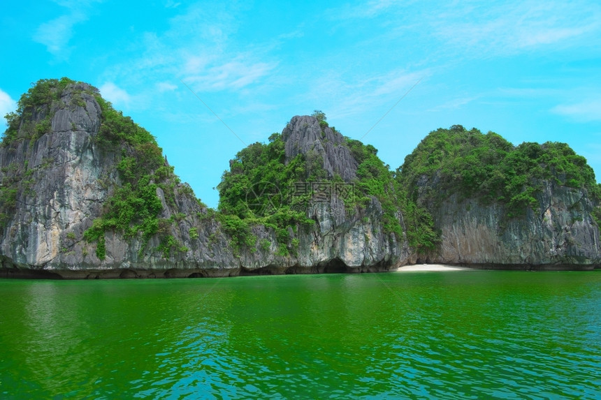 越南哈隆湾的岩礁岛东南亚教科文组织世界遗产地越南旅游景点HaLongBay最受欢迎的地标石灰山和海边有灰山脉和海的风景优美目的地图片
