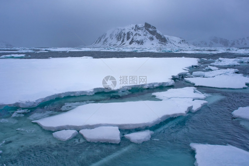 自然水荒凉漂浮的冰和雪地山脉阿尔伯特一号陆地北极斯匹茨贝根瓦尔巴德挪威欧洲图片