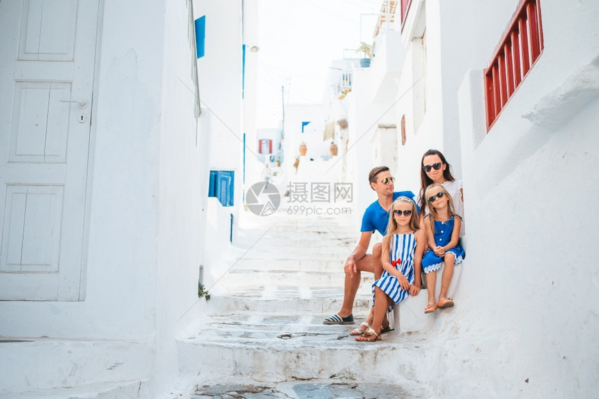 母亲女儿米科诺斯岛Mykonos岛父母和孩子在希腊Mykonos岛典型的希腊传统村庄街上度假家庭父亲图片