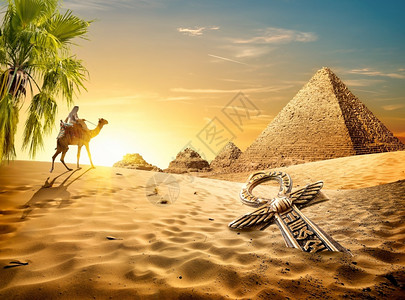 旅行在沙漠中大金字塔附近的沙漠中骆驼安赫和贝杜因墓船图片