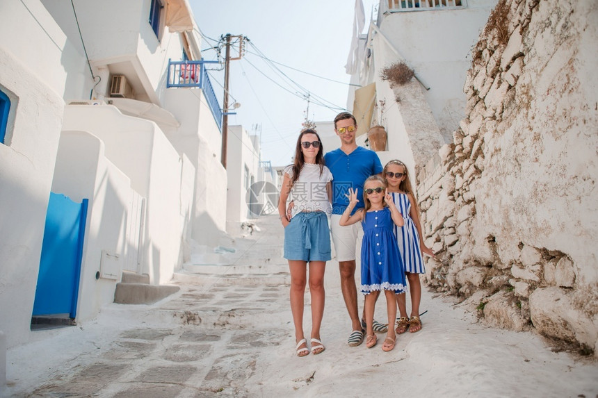 真正的在希腊Cycladic岛休家庭节假日人在Mykonos街上户外游乐女儿白色的图片