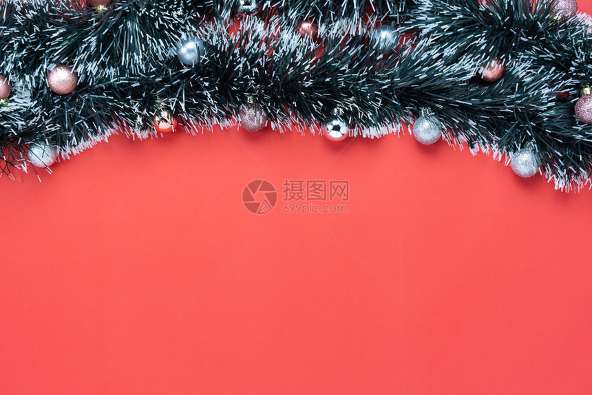 红色的新年装饰快乐福拉特在家庭工作室办公桌前厅的现代红纸背景上展示了基本区别物布利树用最现代红纸背景冷杉平坦的图片