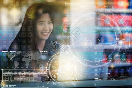 阿滕博本德药片利用手提电脑在工作场所或合用办公空间现代室玻璃旁边的桌子上用数字显示屏幕未来力学的数字显示屏多接触近距离亚洲商业女人亲手机电设计图片