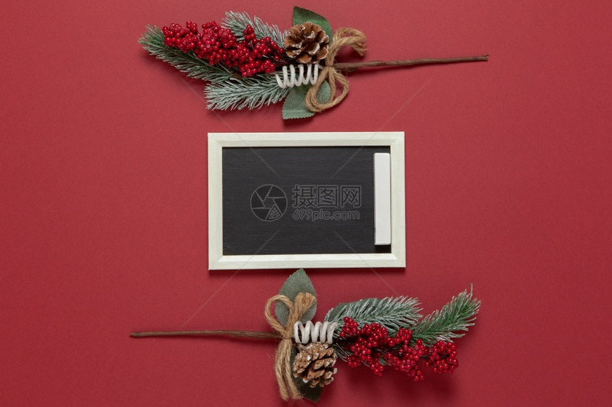 水平的趋势节日圣诞成份小粉笔板标石架和红莓在暗背景上有复制空间用于明信片版式布局新年概念横向平铺图片