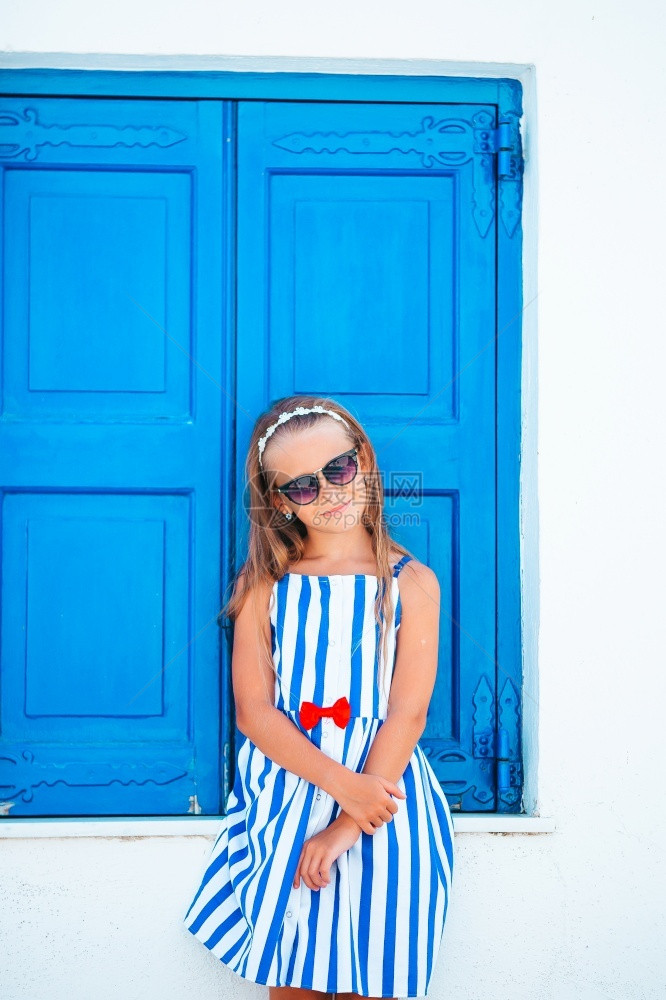 米科诺斯Mykonos典型希腊传统村老街上的可亲小女孩在古希腊传统村老街上的可亲小女孩外部旅游可爱的图片