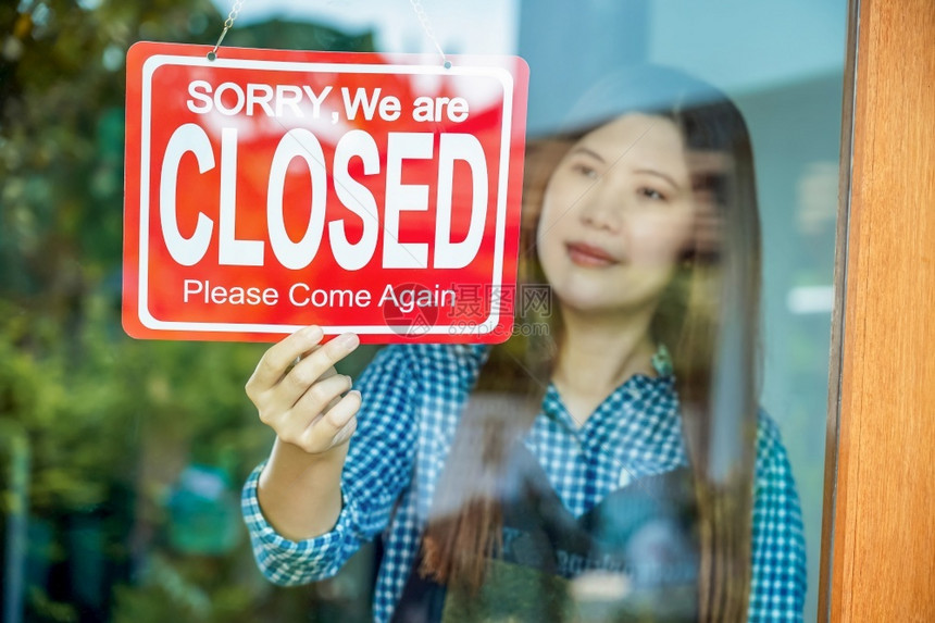 亚洲年轻女紧贴手在商店眼镜上贴近标志欢迎顾客到咖啡店小商业主和开办企安装放标签和贴概念等供客户进入咖啡店曼谷餐厅企业家图片