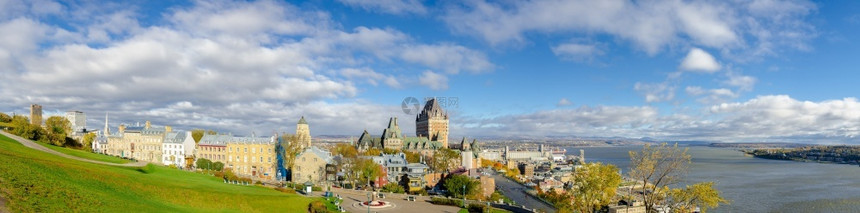 弗朗特纳克露台塔加拿大魁北克省FairmontLeChateauFronteenac和圣劳伦斯河的魁北克老城全景图片