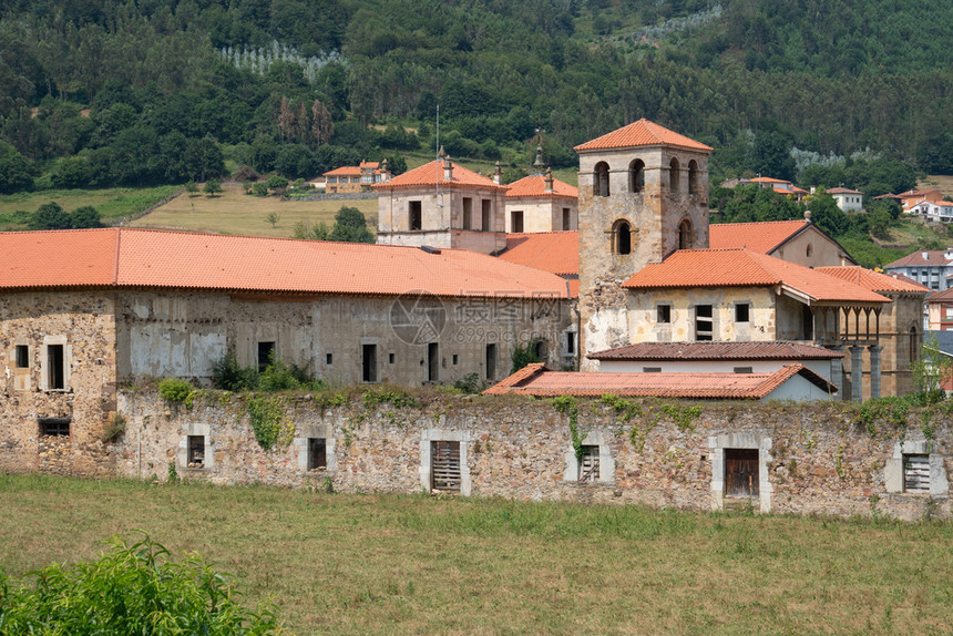 地标户外Cornellana老修道院位于西班牙阿斯图里亚格拉多与萨之间圣地亚哥卡米诺小路的里程碑游客图片