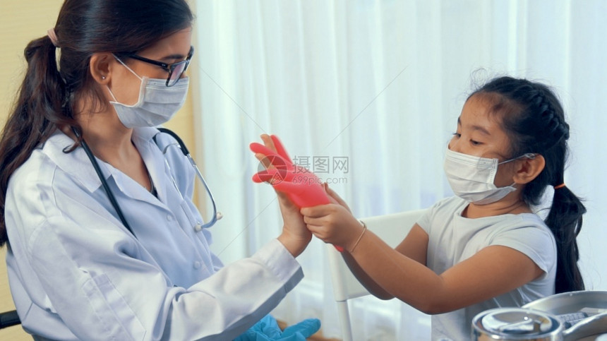 陪生病的孩子玩耍的女医生图片