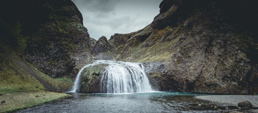 自然冰岛KirkjubjarklausturKleifar附近的Stjornarfos瀑布溪流地标图片