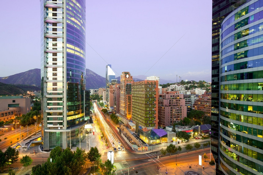 智利圣地亚哥拉斯孔德区IsidoraGoyenechea富裕社区晚上马路灯光图片