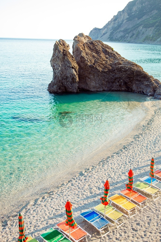 意大利语五连目的地在意大利蒙特罗索辛克尔利古里亚等美丽的欧洲海岸空滩上有闭着雨伞的意大利海岸太阳床和雨伞图片