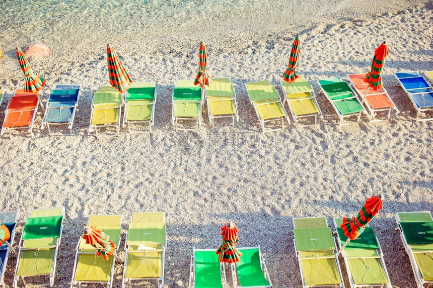 支撑大地海岸线在意利蒙特罗索辛克尔利古里亚等美丽的欧洲海岸空滩上有闭着雨伞的意大利海岸太阳床和雨伞图片