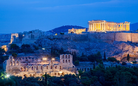 菲希腾卫城希律德从Philopapou山丘看到在蓝色时段观看希律宾雅典和帕台农神庙希腊阿提卡古典背景