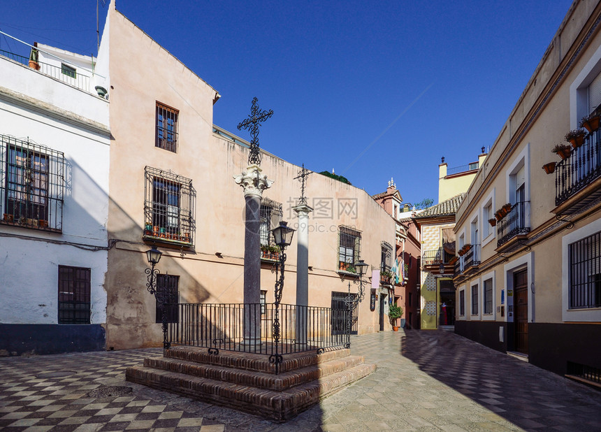 西班牙安达卢亚塞维利著名的圣克鲁斯街区锁匠十字也被称为巴里奥圣克鲁斯前犹太区西班牙安达卢亚塞维利的广角圣克鲁斯区外部的已知庄园图片