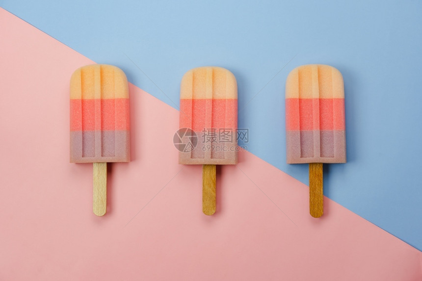 时尚粉彩糖果表格顶端视图夏季暑假的标志或食物空中图像夏天假期的背景概念现代生锈的粉红蓝纸背景画上的糕面冰淇淋花板图片